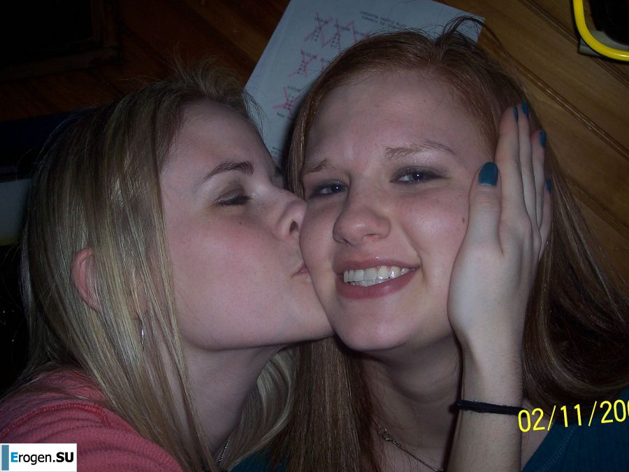 Молодая девушка ублажает себя пальцем и розовым вибратором. Фото 21