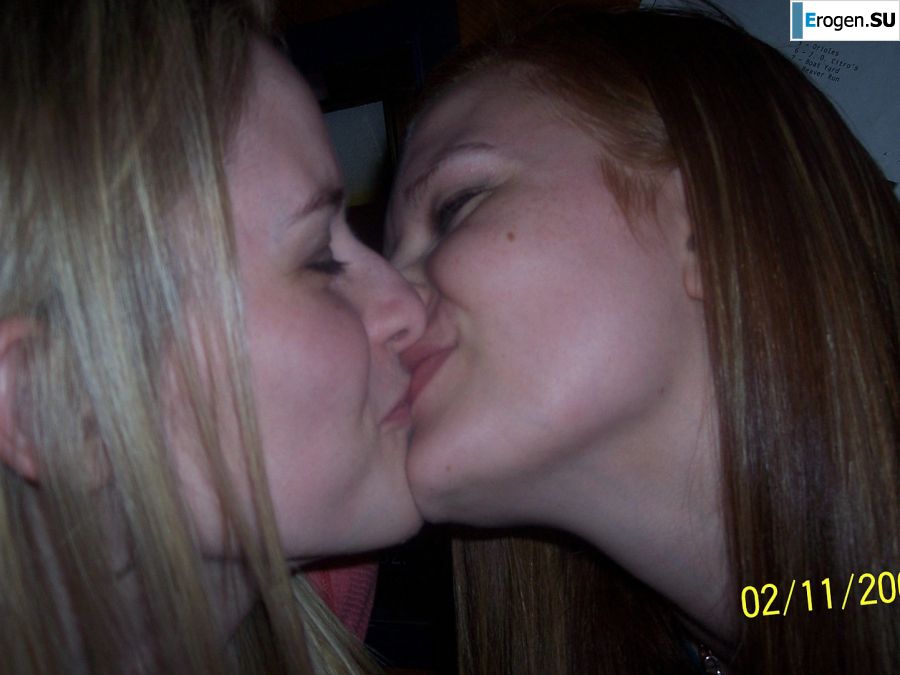 Молодая девушка ублажает себя пальцем и розовым вибратором. Фото 22