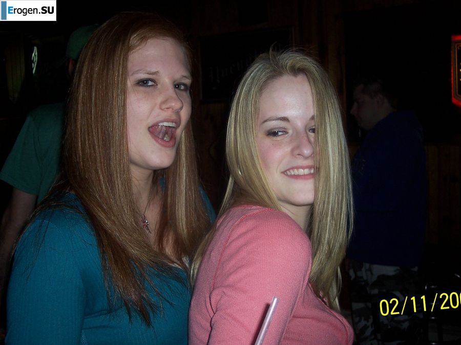 Молодая девушка ублажает себя пальцем и розовым вибратором. Фото 23