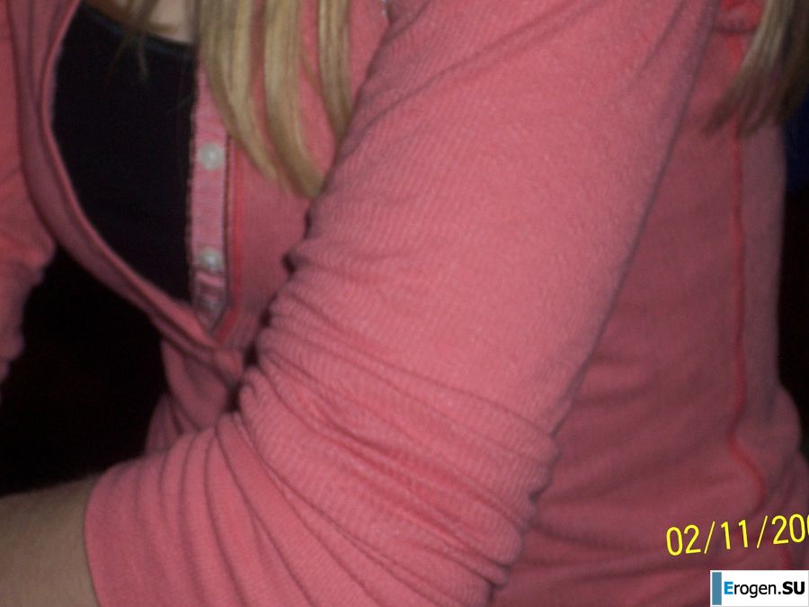 Молодая девушка ублажает себя пальцем и розовым вибратором. Фото 24