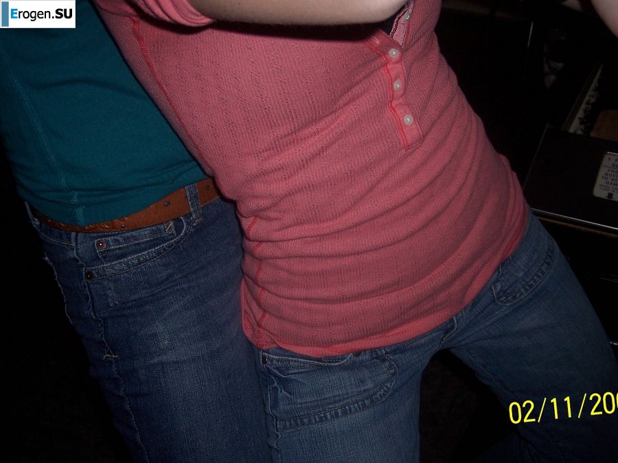 Молодая девушка ублажает себя пальцем и розовым вибратором. Фото 25