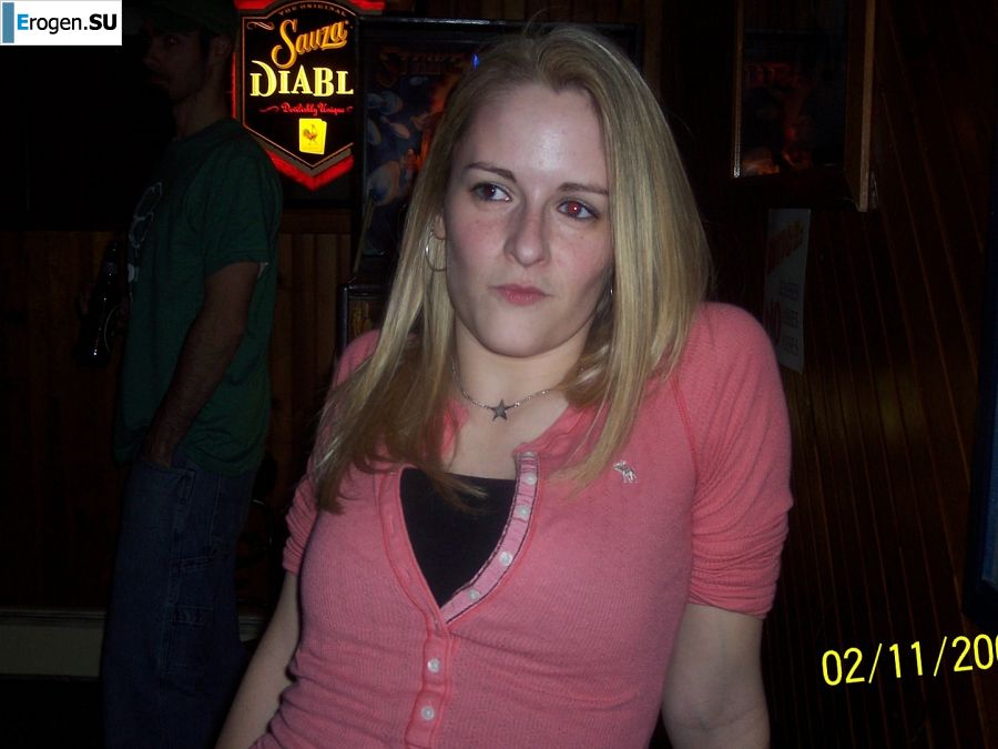 Молодая девушка ублажает себя пальцем и розовым вибратором. Фото 26