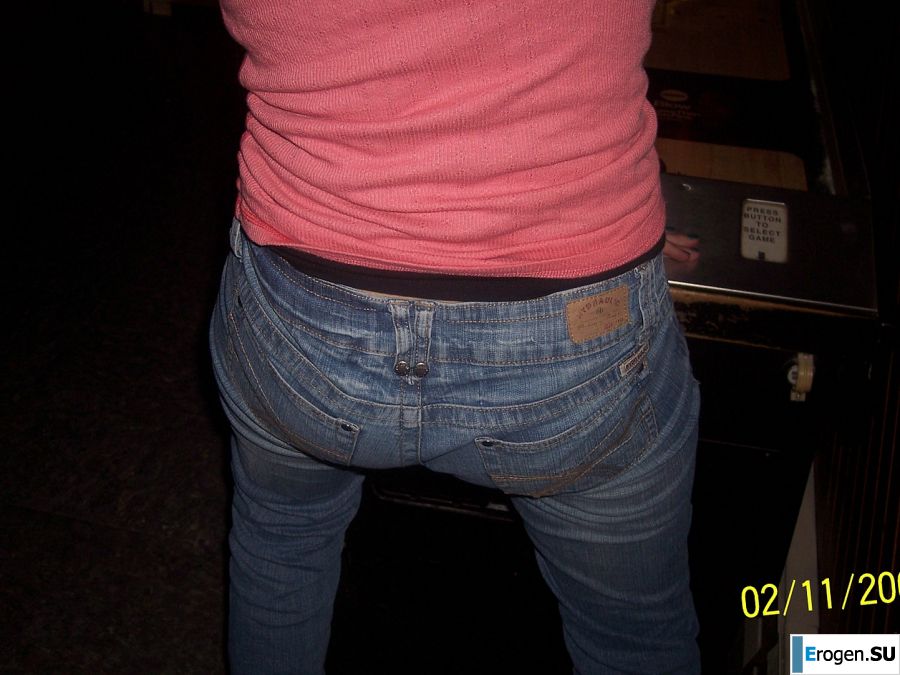 Молодая девушка ублажает себя пальцем и розовым вибратором. Фото 27