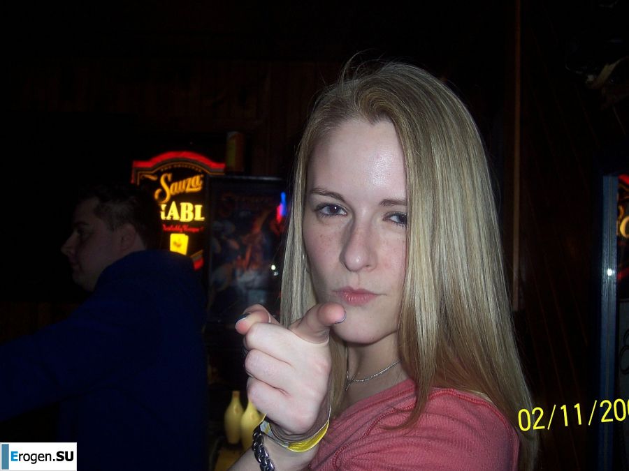 Молодая девушка ублажает себя пальцем и розовым вибратором. Фото 28