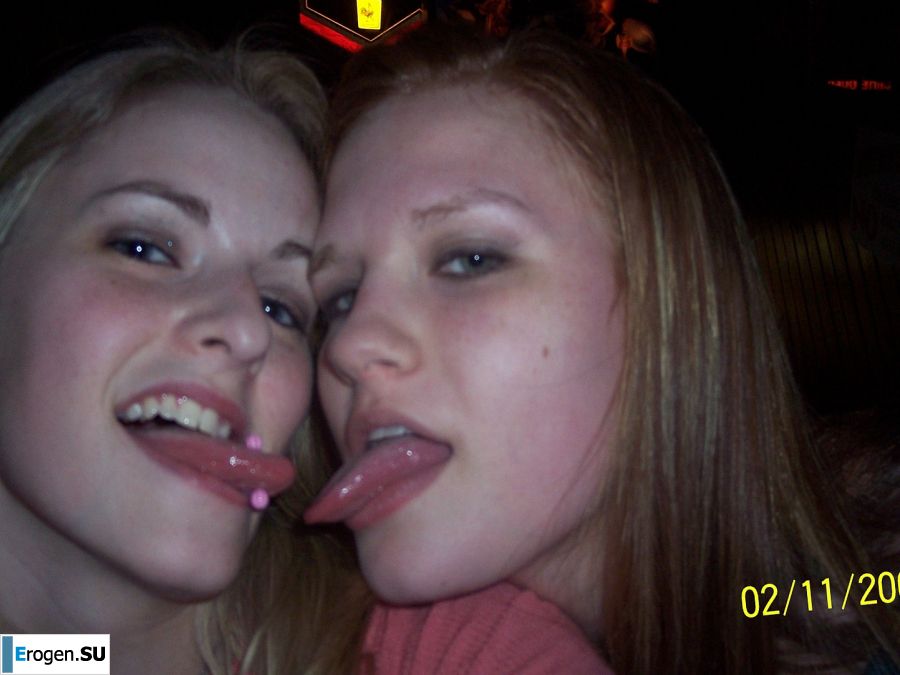 Молодая девушка ублажает себя пальцем и розовым вибратором. Фото 29