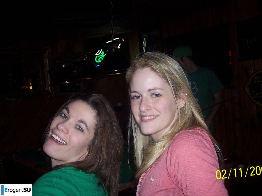 Молодая девушка ублажает себя пальцем и розовым вибратором. Фото 30