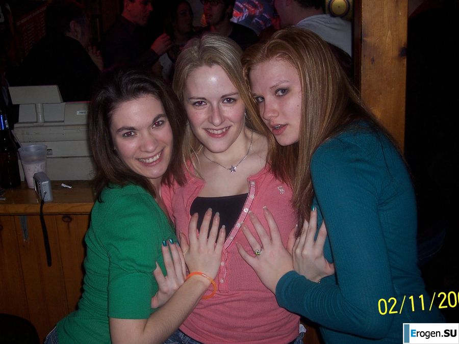 Молодая девушка ублажает себя пальцем и розовым вибратором. Фото 31