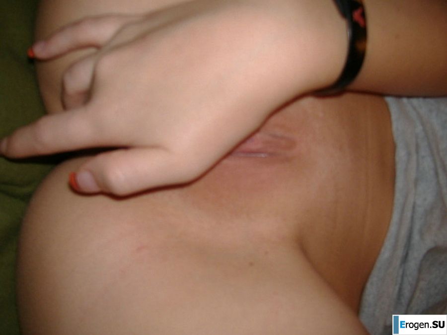 Молодая девушка ублажает себя пальцем и розовым вибратором. Фото 6