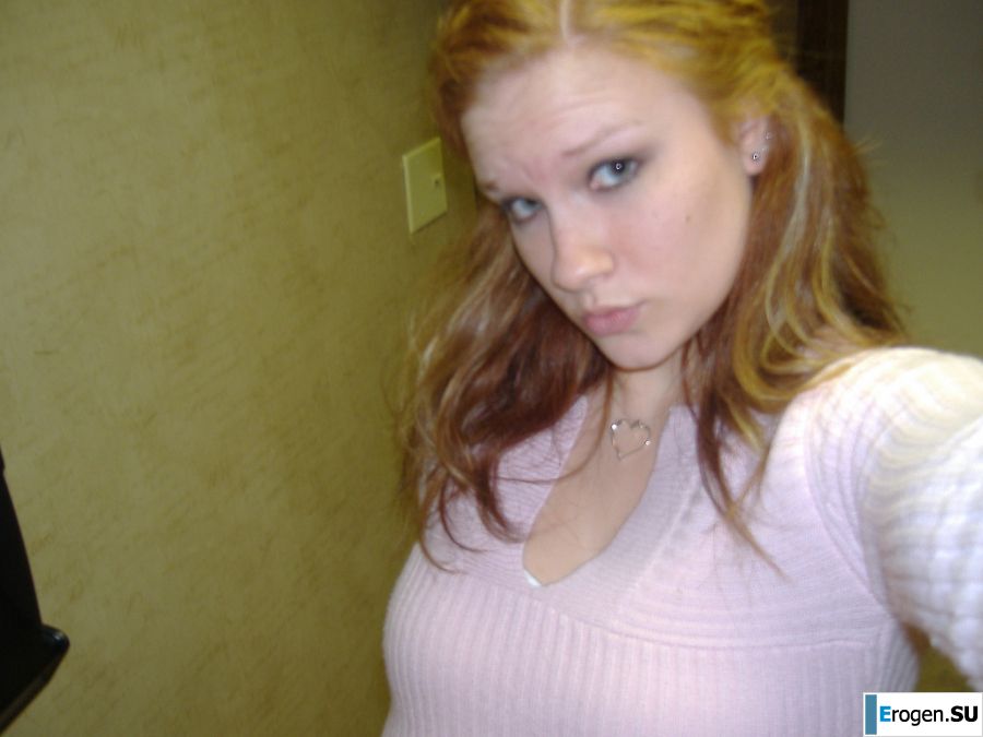 Молодая девушка ублажает себя пальцем и розовым вибратором. Фото 9