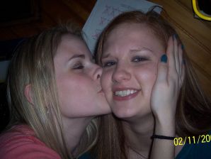 Молодая девушка ублажает себя пальцем и розовым вибратором. Эскиз 21