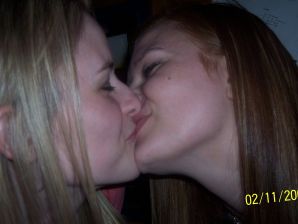 Молодая девушка ублажает себя пальцем и розовым вибратором. Эскиз 22