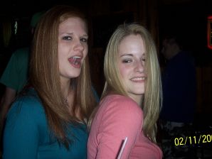 Молодая девушка ублажает себя пальцем и розовым вибратором. Эскиз 23