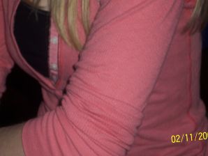 Молодая девушка ублажает себя пальцем и розовым вибратором. Эскиз 24