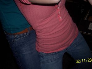 Молодая девушка ублажает себя пальцем и розовым вибратором. Эскиз 25