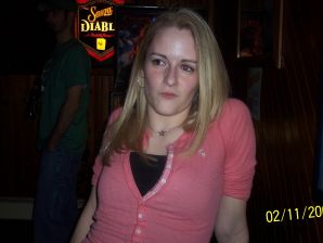 Молодая девушка ублажает себя пальцем и розовым вибратором. Эскиз 26