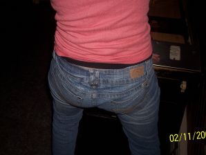 Молодая девушка ублажает себя пальцем и розовым вибратором. Эскиз 27