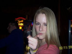 Молодая девушка ублажает себя пальцем и розовым вибратором. Эскиз 28