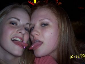 Молодая девушка ублажает себя пальцем и розовым вибратором. Эскиз 29