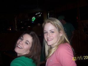 Молодая девушка ублажает себя пальцем и розовым вибратором. Эскиз 30