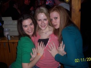 Молодая девушка ублажает себя пальцем и розовым вибратором. Эскиз 31