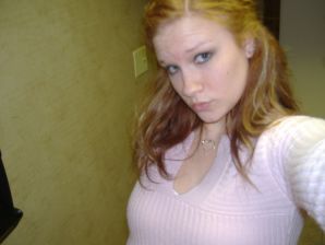 Молодая девушка ублажает себя пальцем и розовым вибратором. Эскиз 9