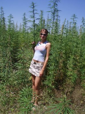 Женщина ласкает себя раздвигая на камеру ноги. Часть 2. Эскиз 13