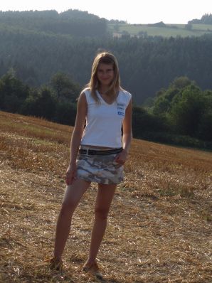 Женщина ласкает себя раздвигая на камеру ноги. Часть 2. Эскиз 16