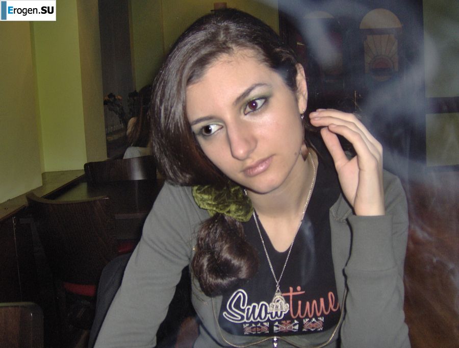 Oriental beauty shows the ass in clothes and without. Photo 10