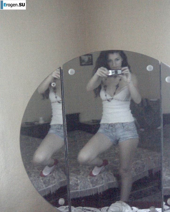 Oriental beauty shows the ass in clothes and without. Photo 23