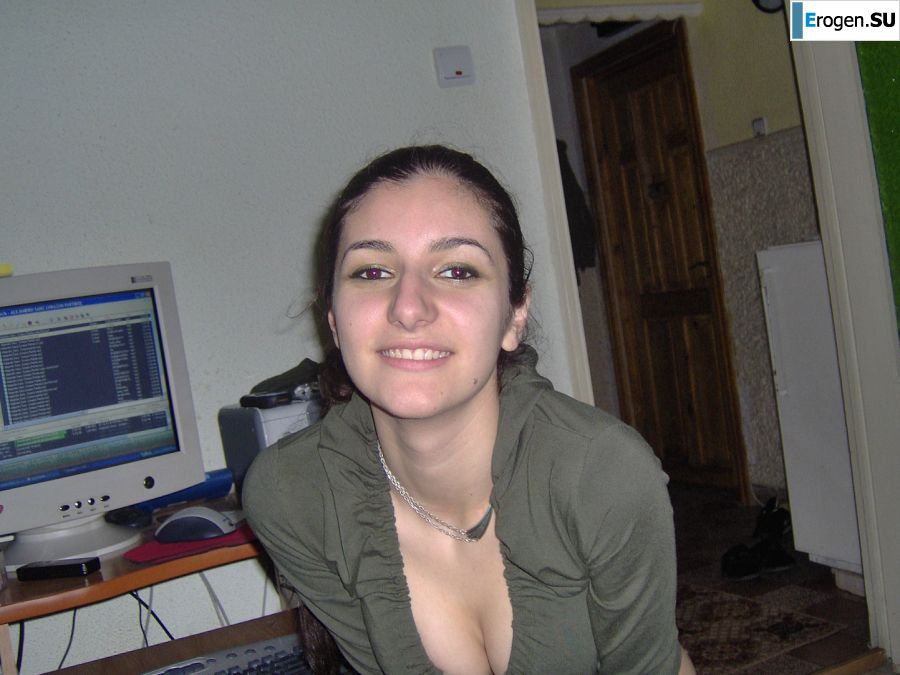 Oriental beauty shows the ass in clothes and without. Photo 26