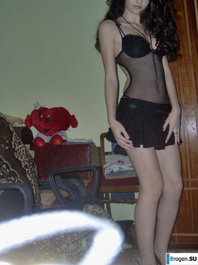 Oriental beauty shows the ass in clothes and without. Photo 34