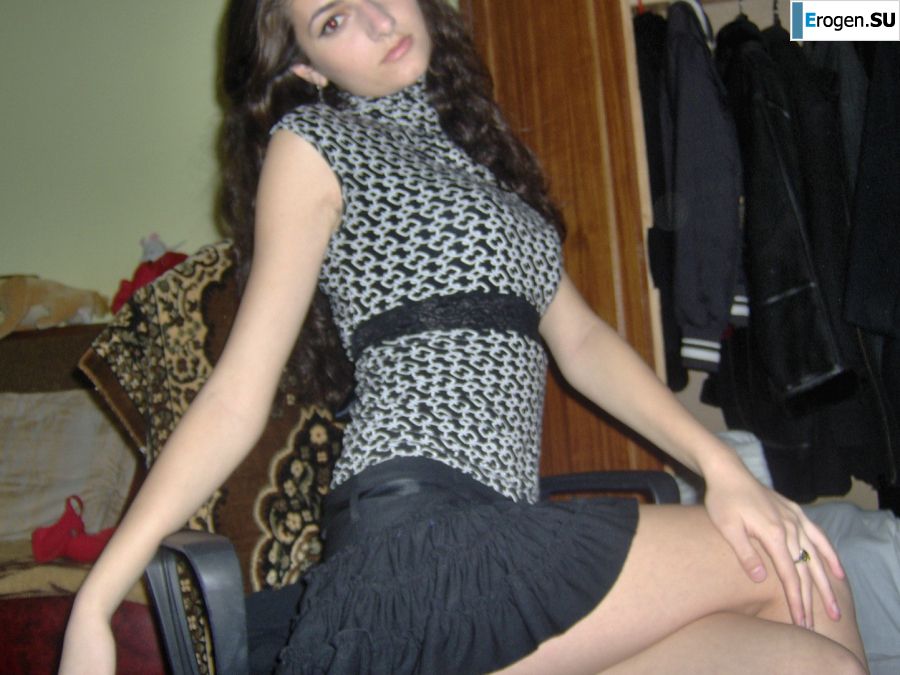 Oriental beauty shows the ass in clothes and without. Photo 37