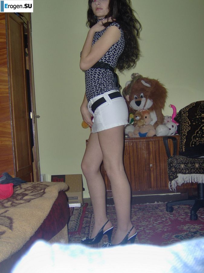 Oriental beauty shows the ass in clothes and without. Photo 38