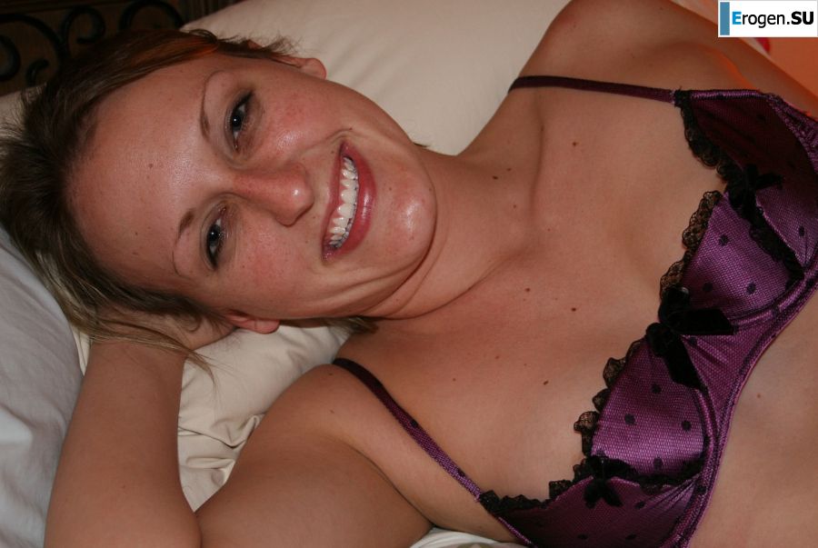 The young wife undressed and showed her fluffy and small tits. Photo 15