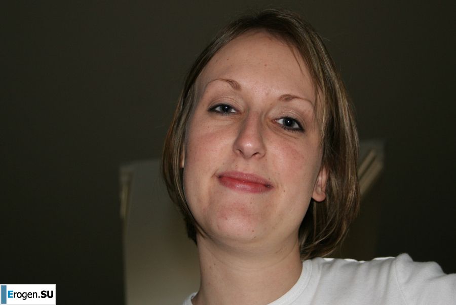 The young wife undressed and showed her fluffy and small tits. Photo 18