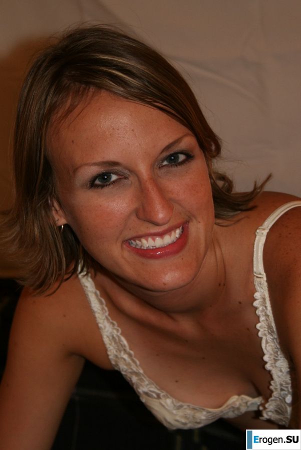 The young wife undressed and showed her fluffy and small tits. Photo 47