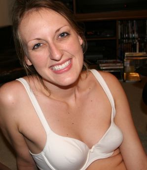 The young wife undressed and showed her fluffy and small tits. Thumb 58