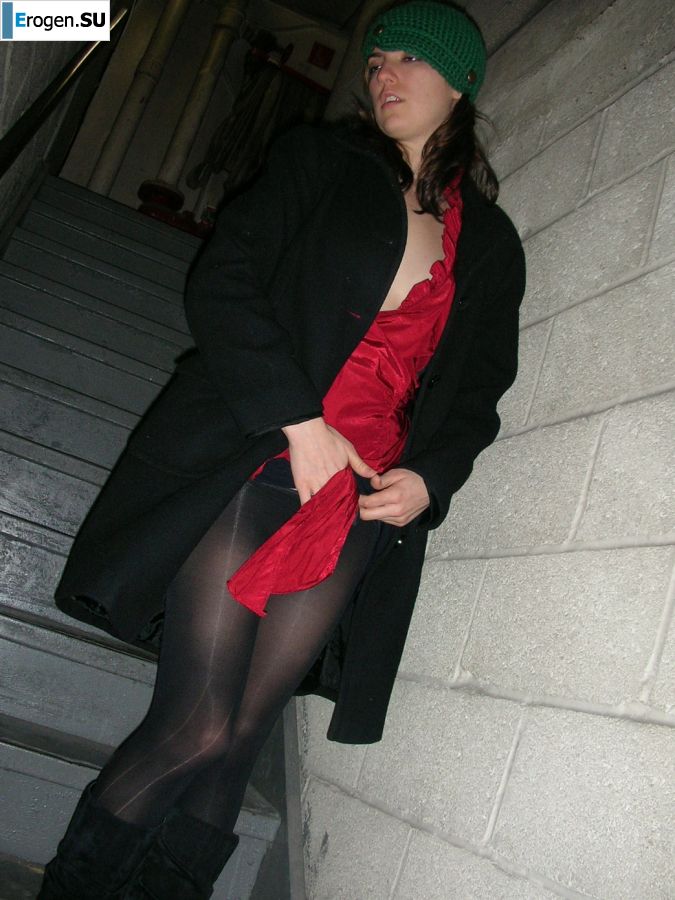 A young woman in red drank and undressed on camera. Photo 35