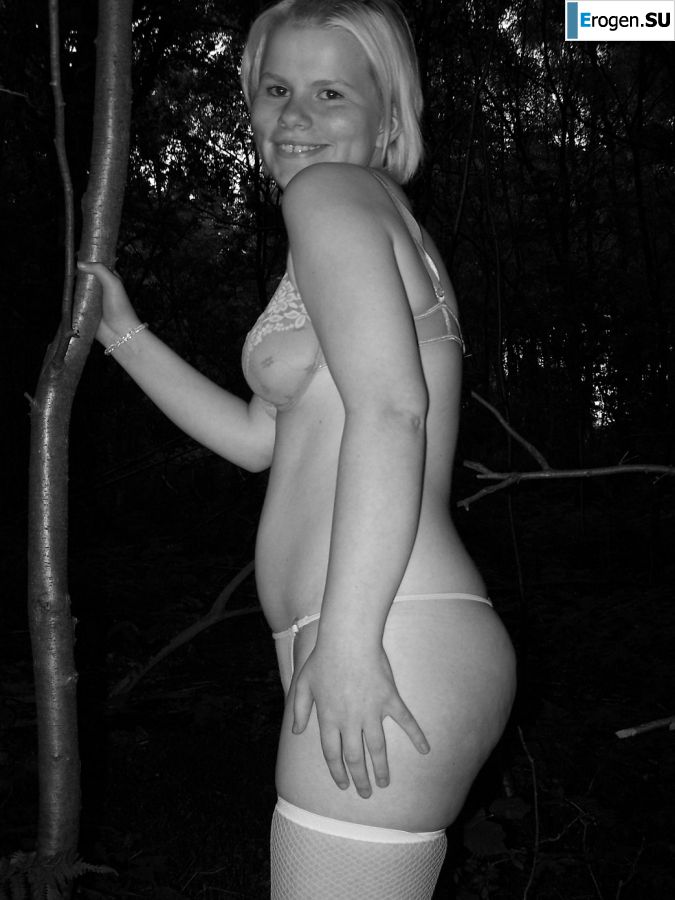 Appetizing magnificent blonde spread her legs right on the grass. Part 2. Photo 25