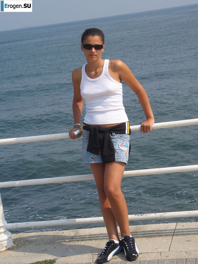 Seductive Latina poses naked on vacation in front of a guy. Part 3. Photo 22