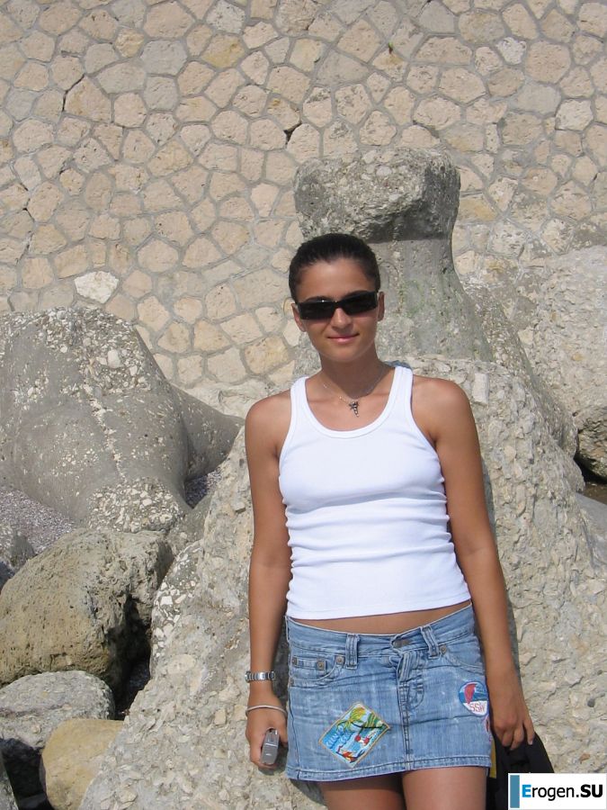 Seductive Latina poses naked on vacation in front of a guy. Part 3. Photo 24