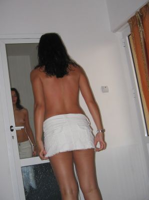 Seductive Latina poses naked on vacation in front of a guy. Part 3. Thumb 5