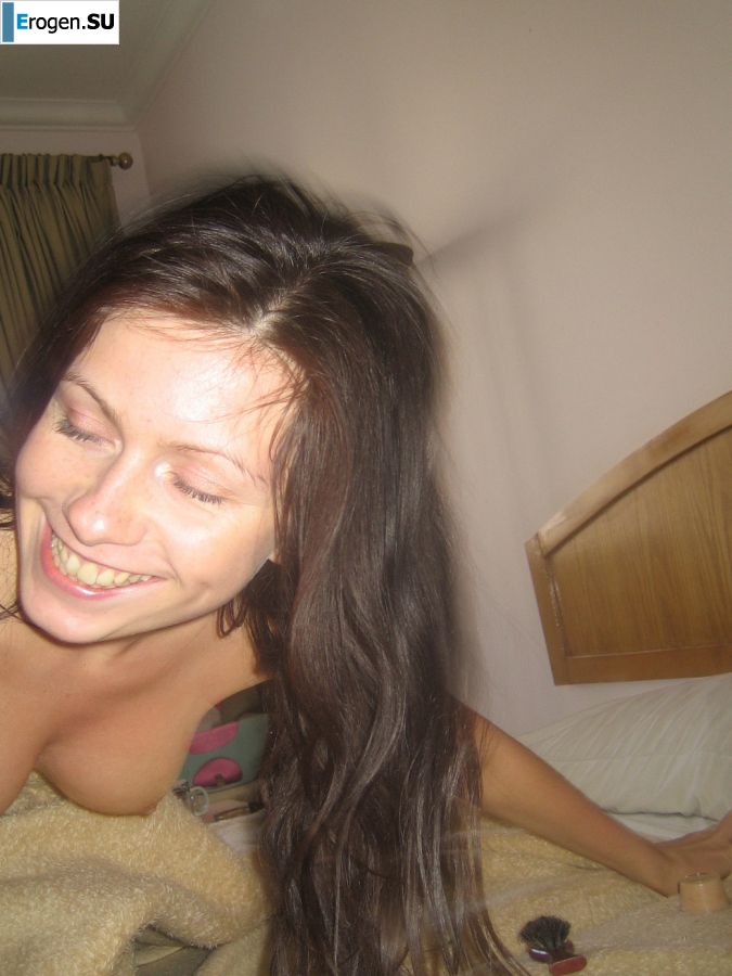 A slender woman at the sea took off a white swimsuit in front of her husband. Photo 14