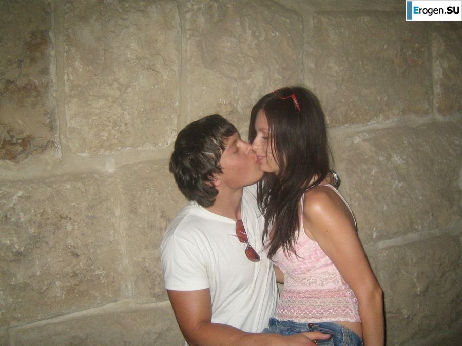 A slender woman at the sea took off a white swimsuit in front of her husband. Photo 19