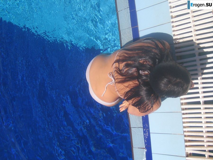 A slender woman at the sea took off a white swimsuit in front of her husband. Photo 27