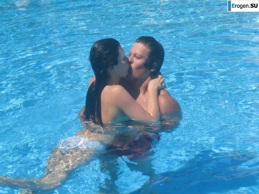 A slender woman at the sea took off a white swimsuit in front of her husband. Photo 29