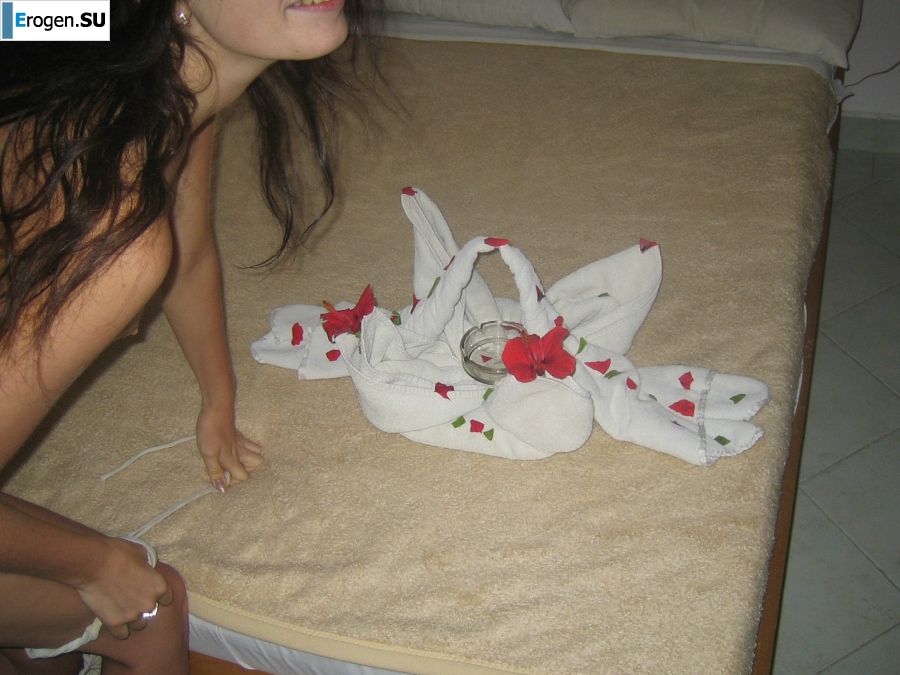 A slender woman at the sea took off a white swimsuit in front of her husband. Photo 30