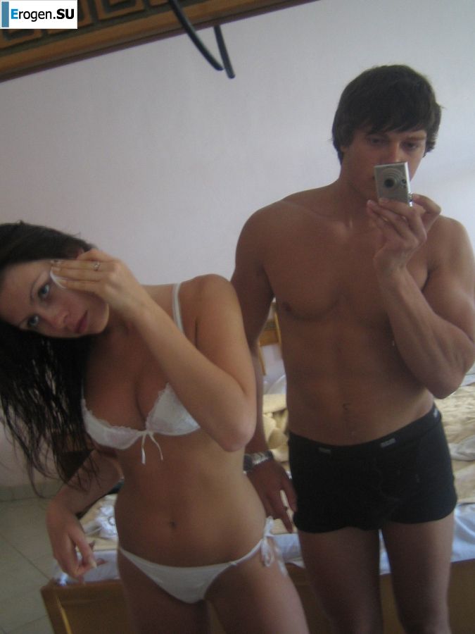 A slender woman at the sea took off a white swimsuit in front of her husband. Photo 35