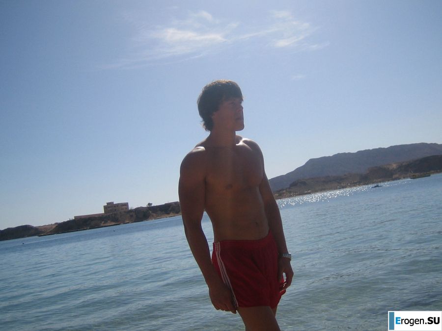 A slender woman at the sea took off a white swimsuit in front of her husband. Photo 40