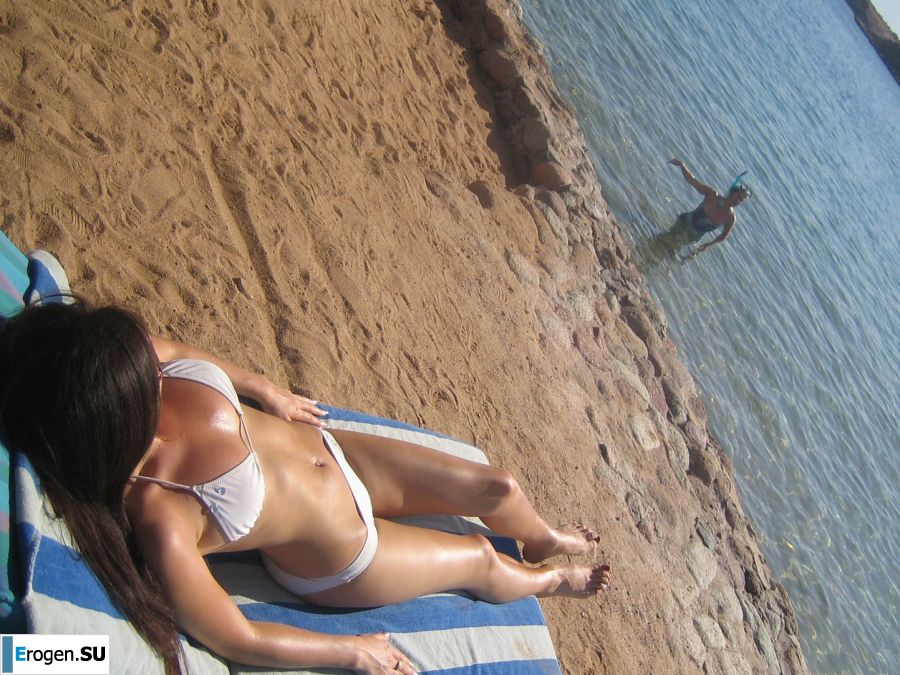 A slender woman at the sea took off a white swimsuit in front of her husband. Photo 45